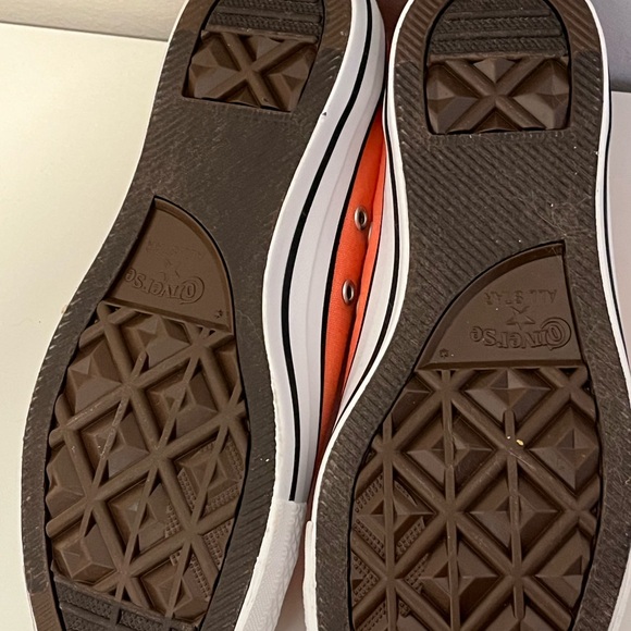 Salmon color Converse shoes - Picture 2 of 4